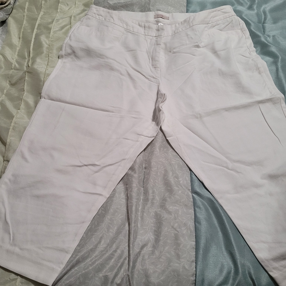 Roz & Ali 18 white capris with button detail at legs